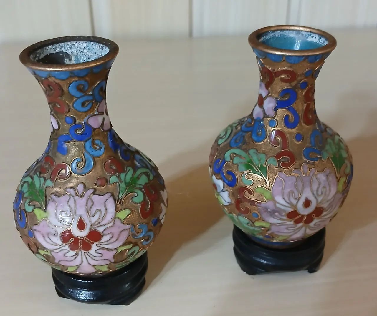 Par Mini Vasos Cloisonné Chinês em Cobre c/ Suporte - 9,5cm - Foto 2
