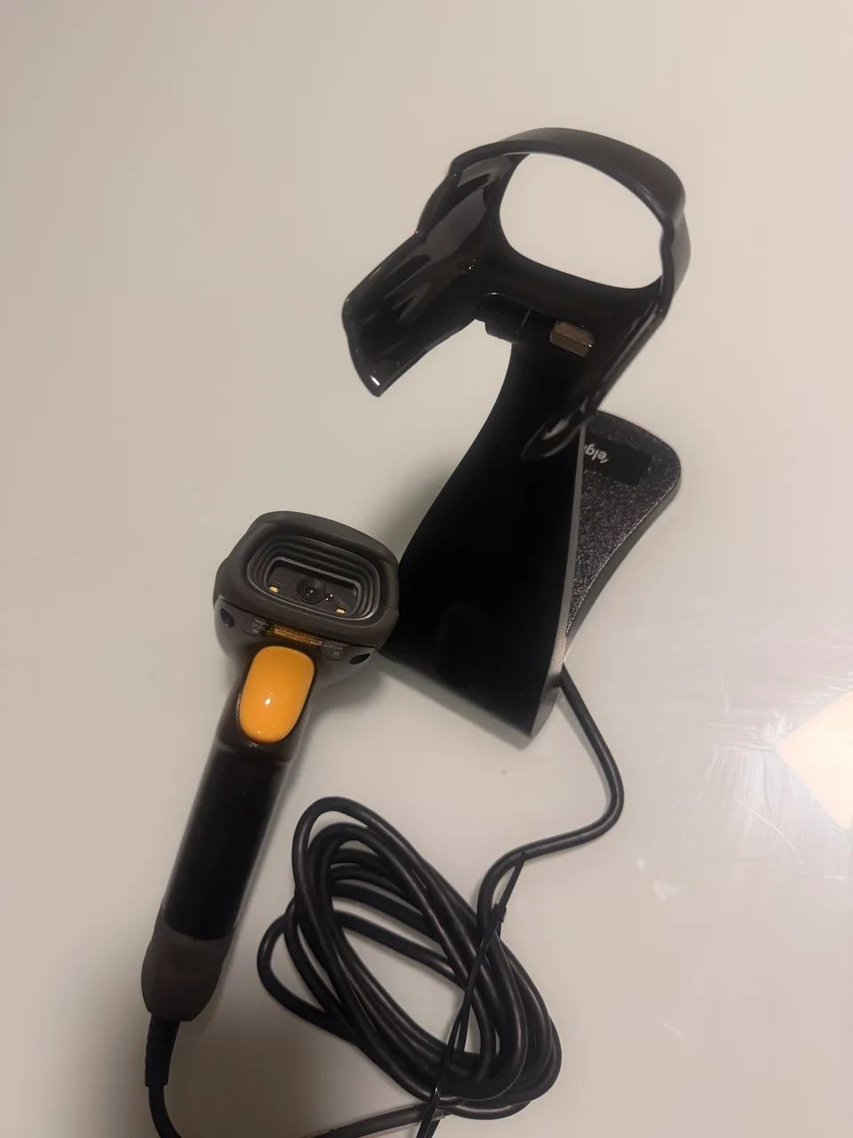 leitor de código de barras (scanner) com suporte/base, da marca Elgin.