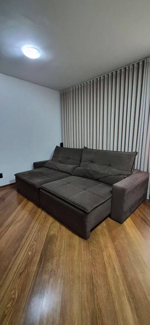 Sofá retrátil + mesa em MDF + 4 cadeiras - Foto 2