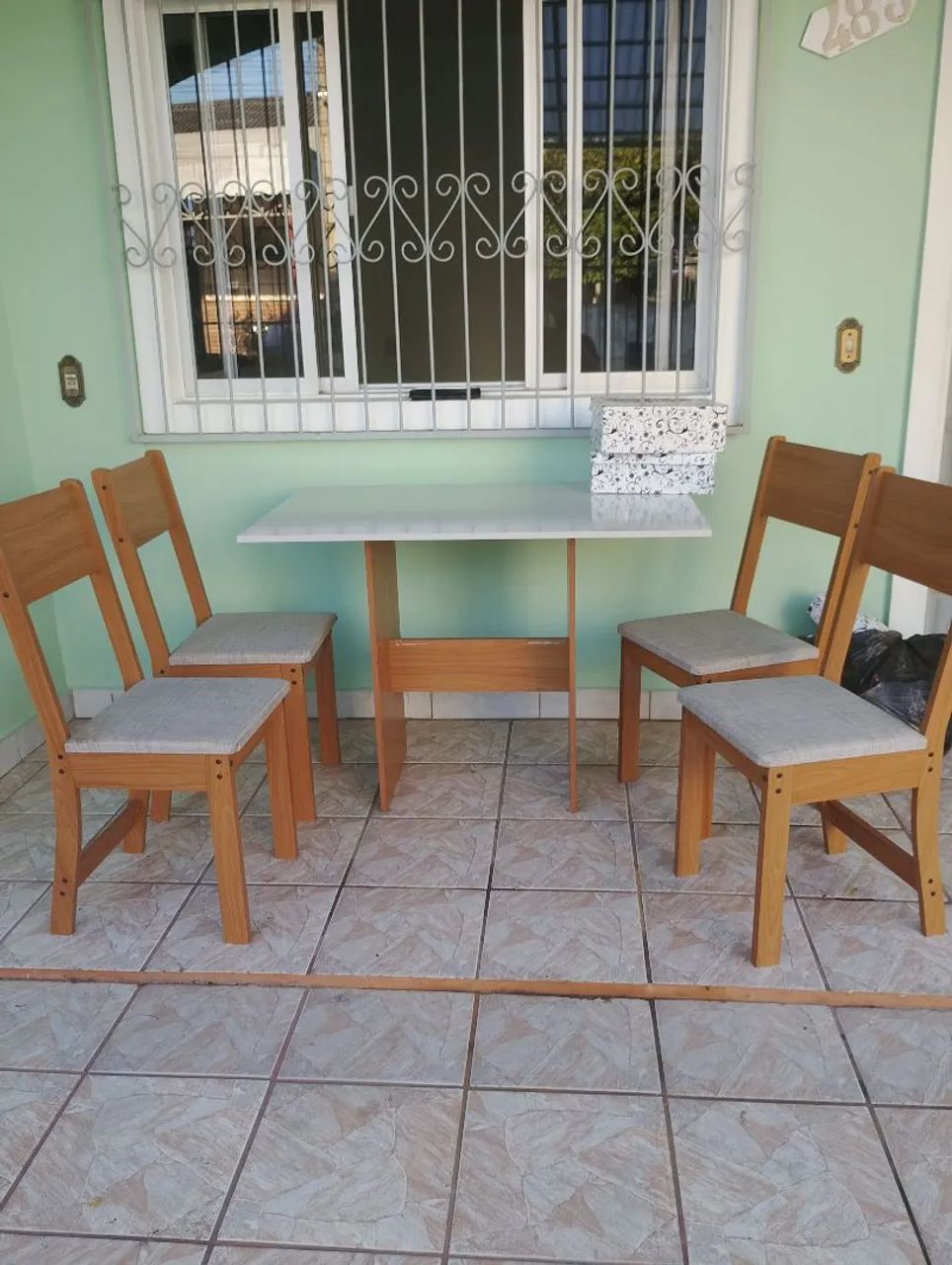 Mesa com quatro cadeiras 