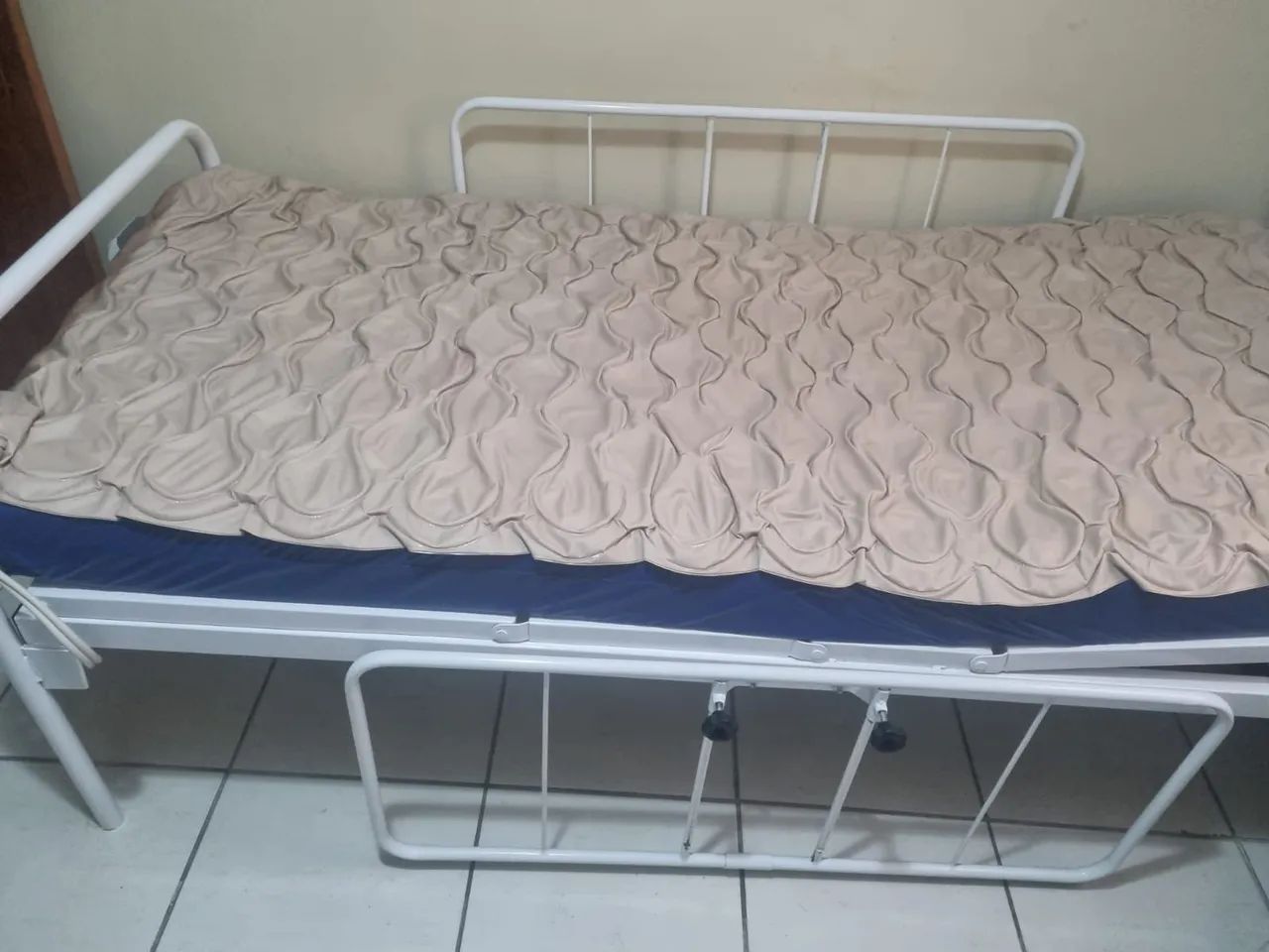 Vendo Cama hospitalar com colchão pneumático - Foto 4