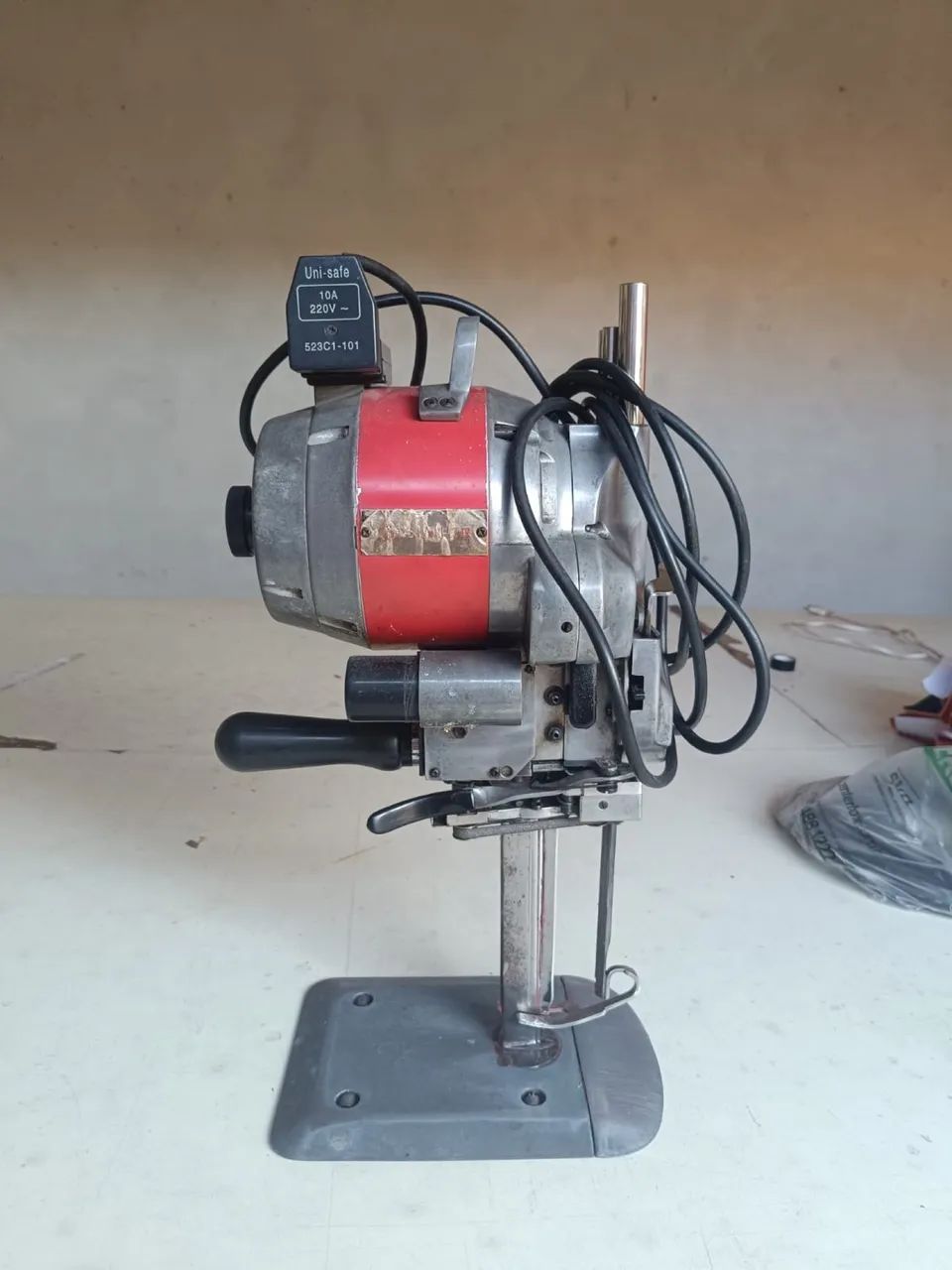 Vendo máquina de corte Singer toda revisada 