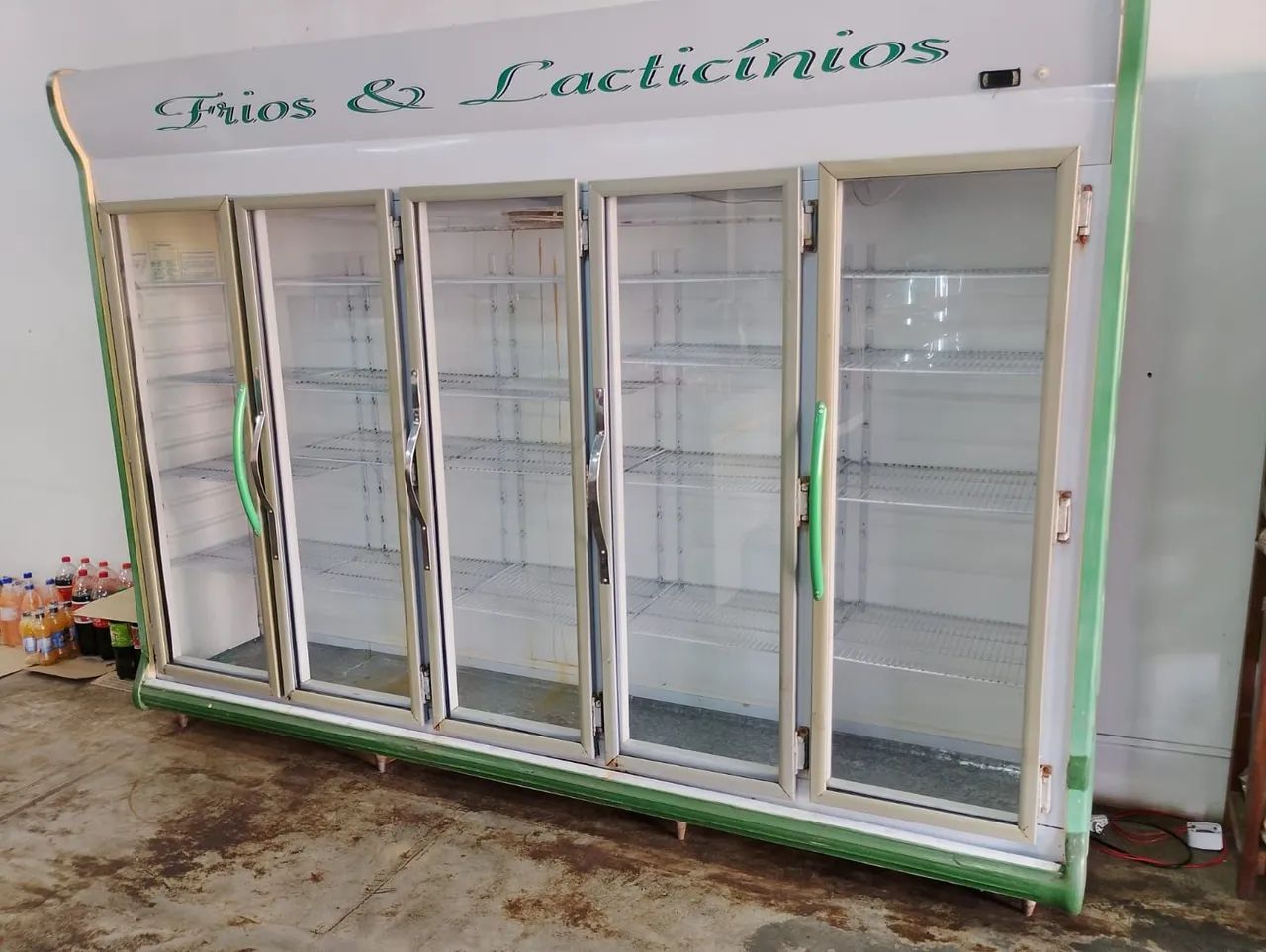 Vende-se vitrine de 3 metros para laticínios