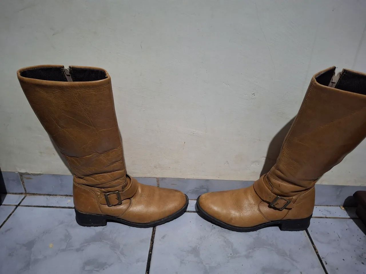 Bota de couro tamanho 35 - Foto 2