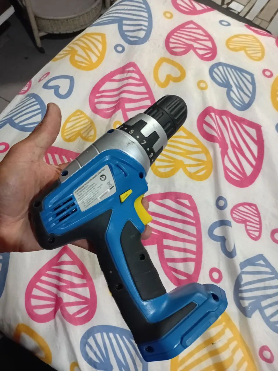 Furadeira portátil falta a bateria mais funciona 64962676536322120