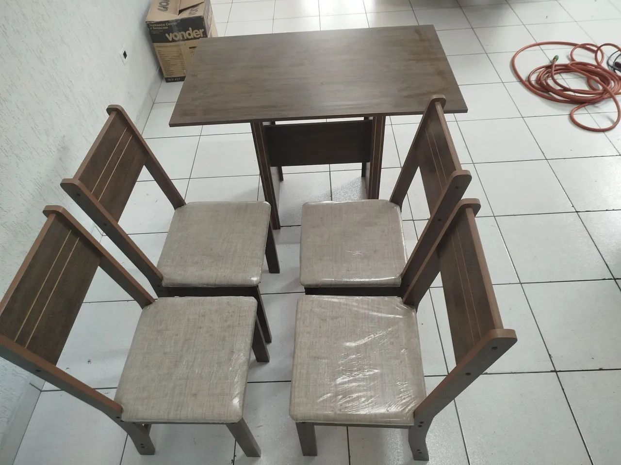 Mesa de madeira com 4 cadeiras  - Foto 4