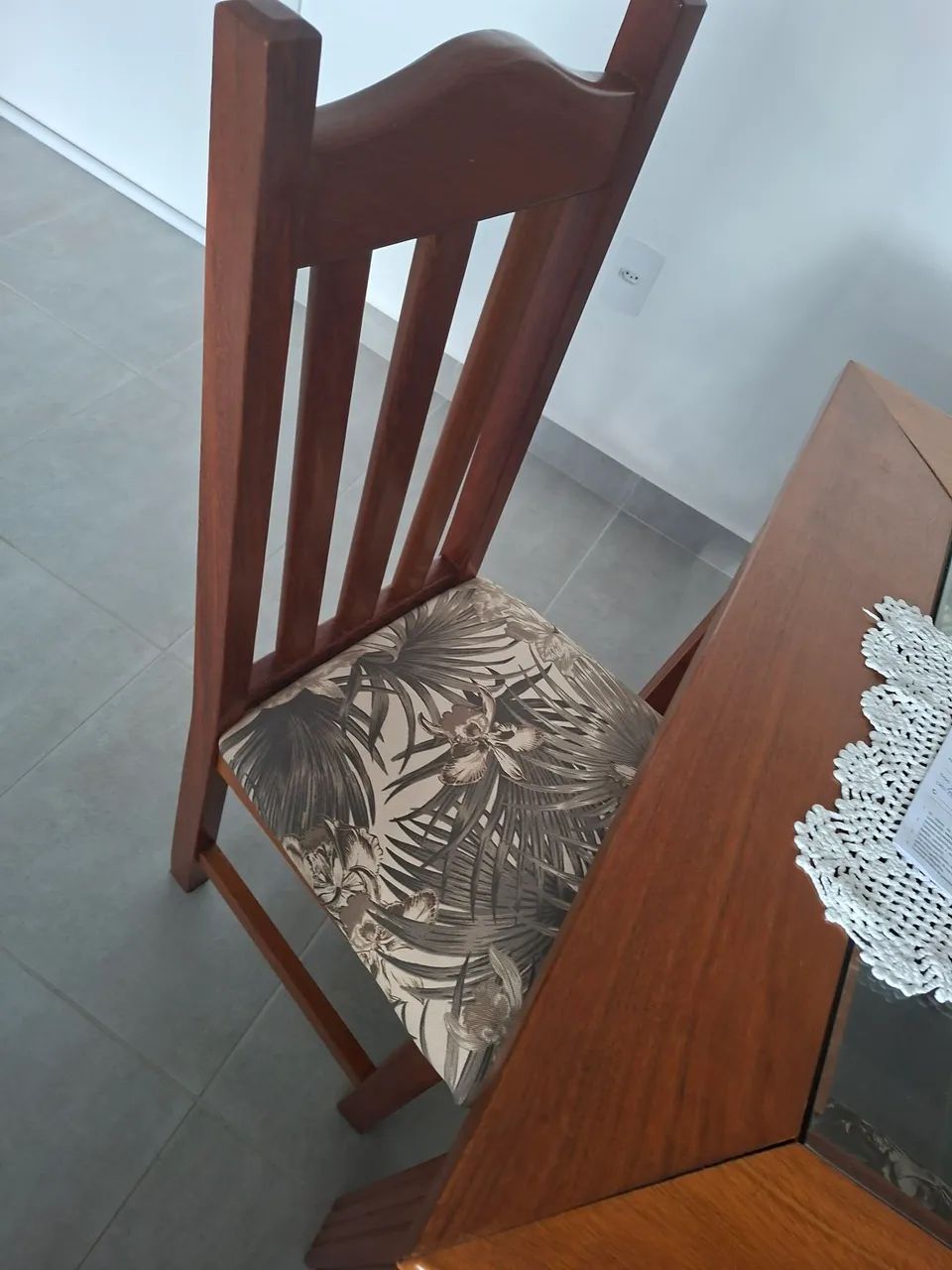 Mesa maciça com 6 cadeiras