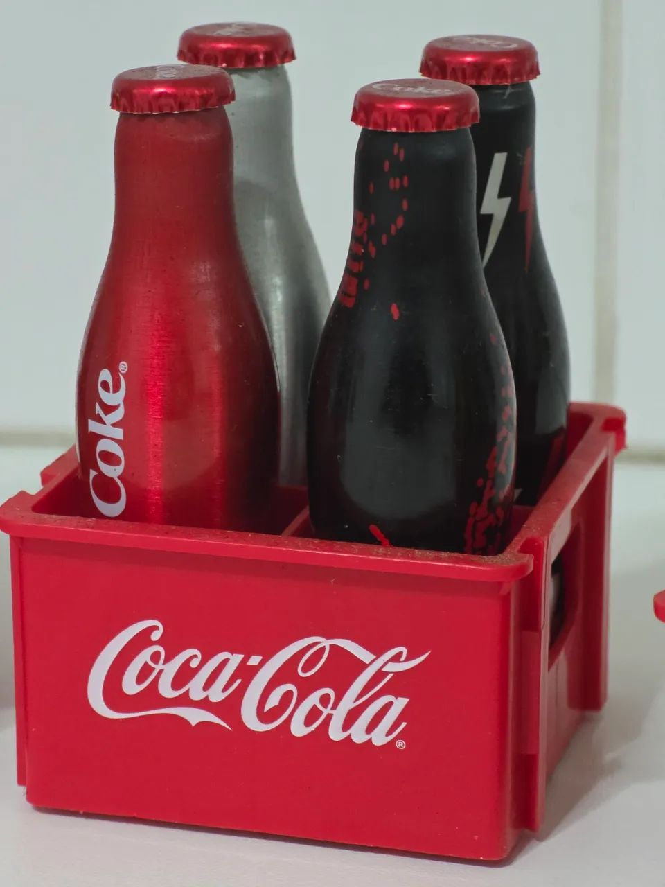 16 Minigarrafinhas comemorativas de Coca-Cola com 4 engradados  - Foto 2