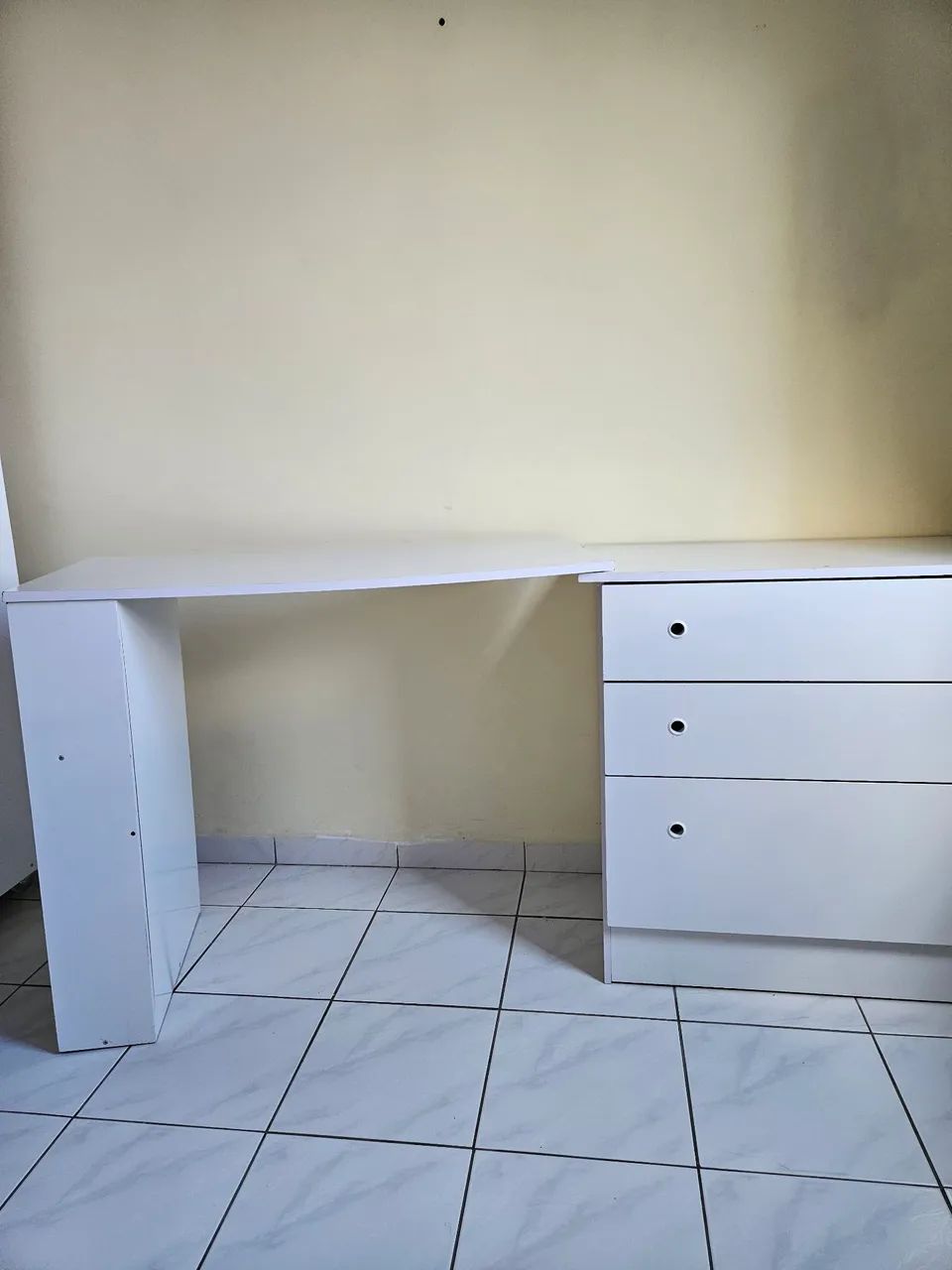Comoda Infantil com Trocador Branco Excelente Estado - Foto 5