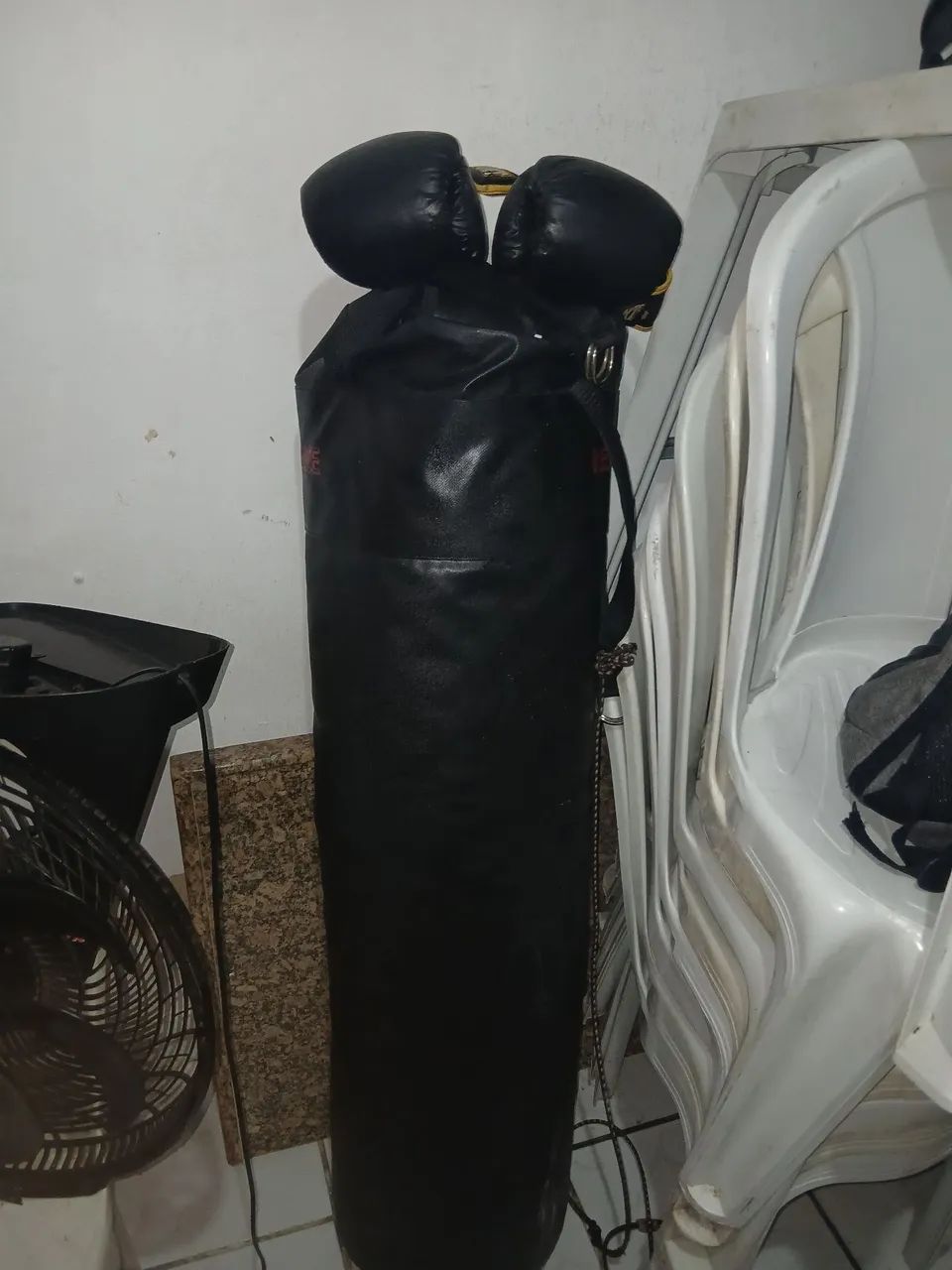 Saco de box já vai com um par de luva 