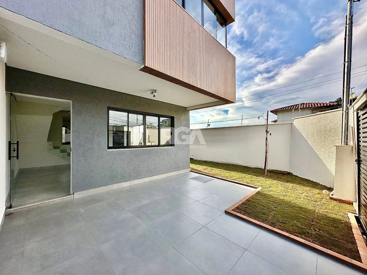 CASA GEMINADA COM 3 QUARTOS (1 SUÍTE) E 2 VAGAS  PLANALTO