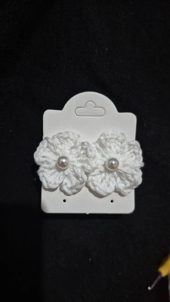 Brincos de crochê flor com pérola