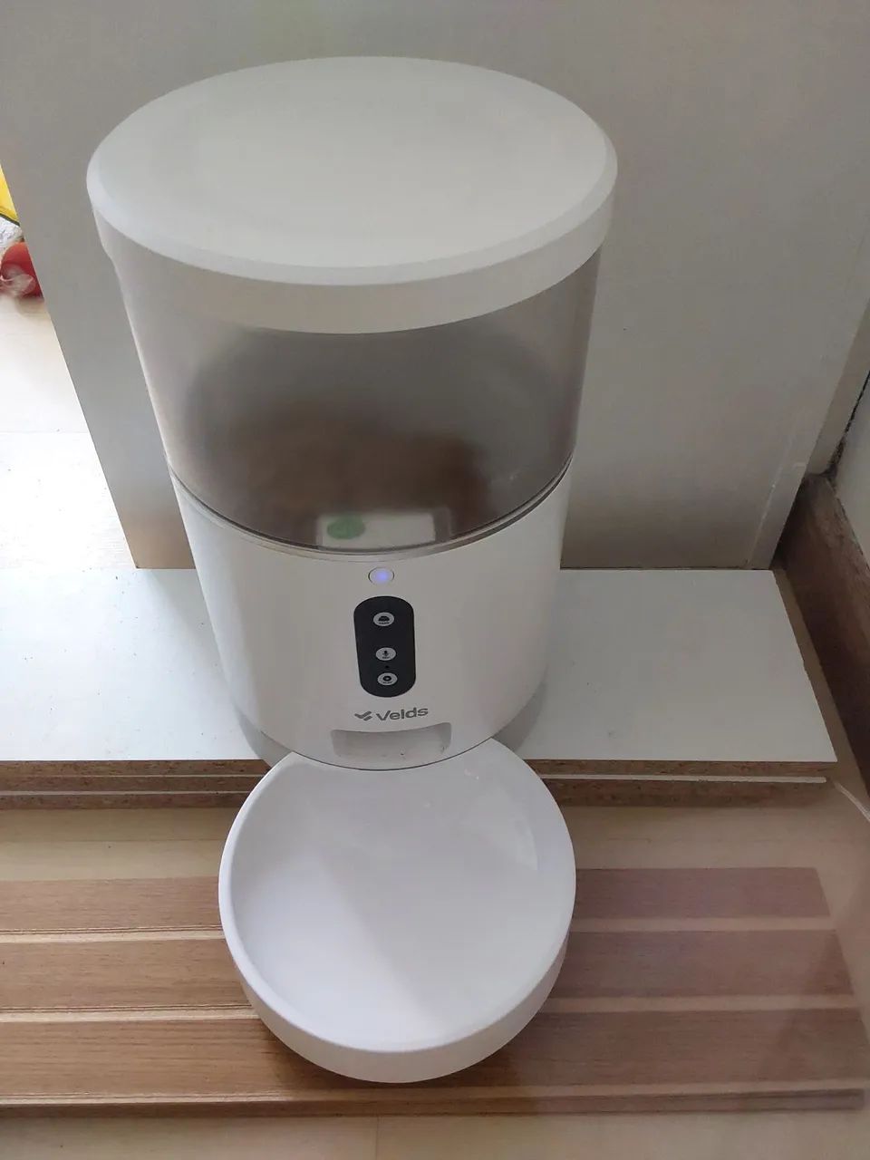 Comedouro automático wi-fi funciona a energia e a bateria.