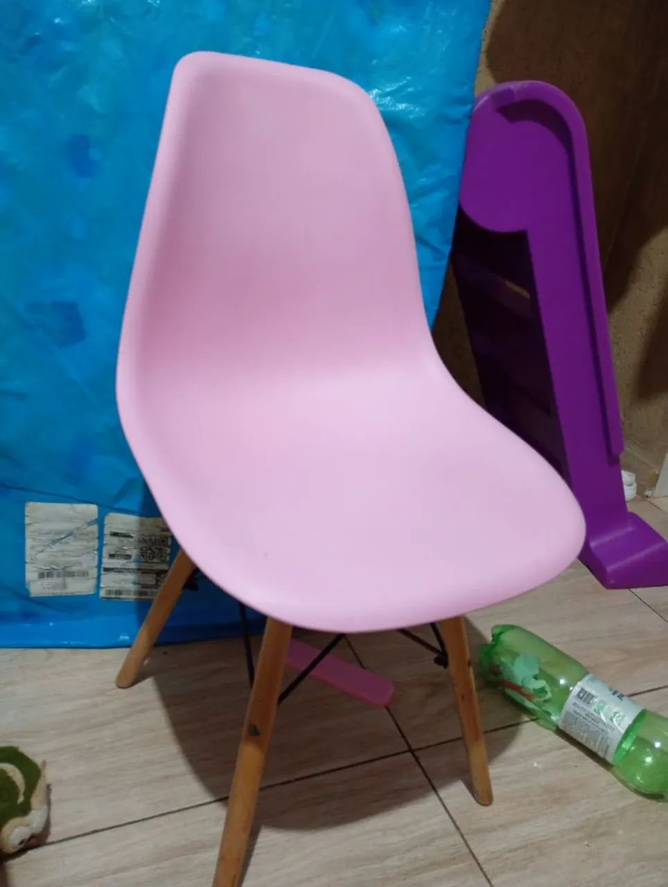 Cadeira Eiffel rosa semi nova - Foto 3