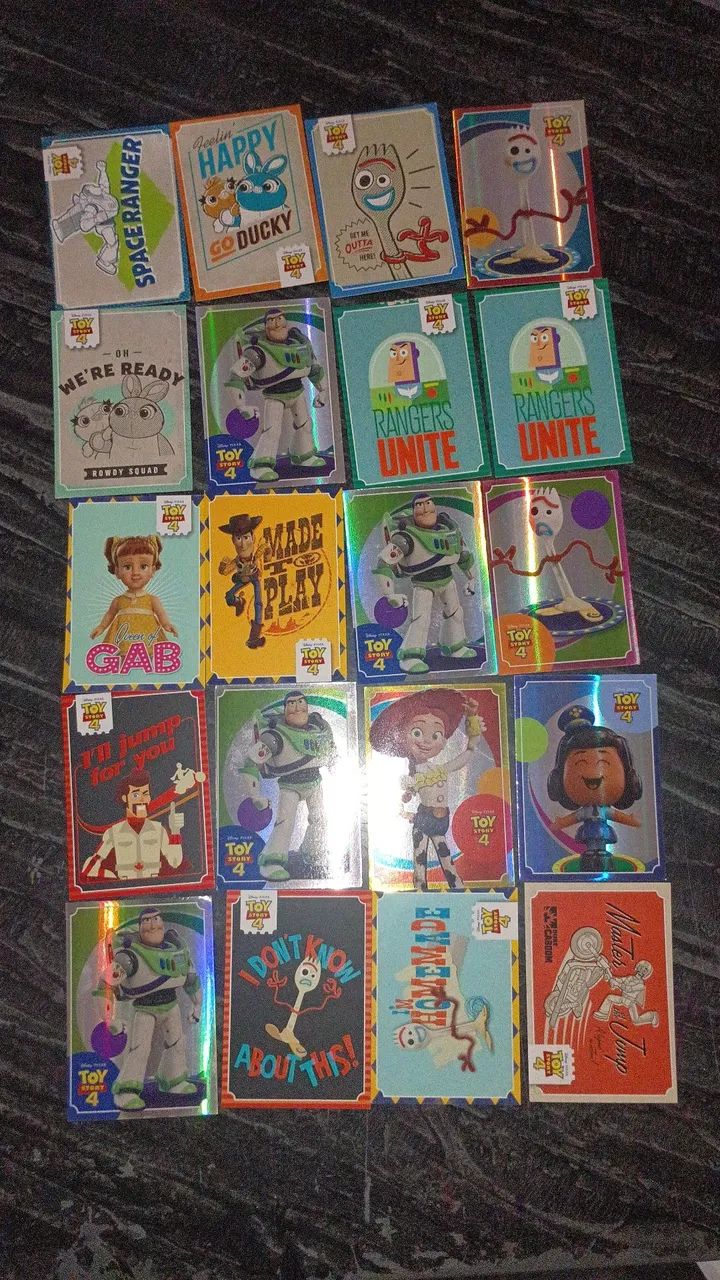 Cards Toy Story e figurinhas do álbum. 