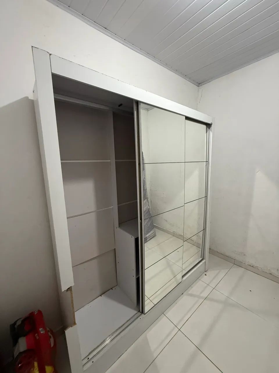 Guarda roupa casal três portas de correr com espelho  - Foto 4