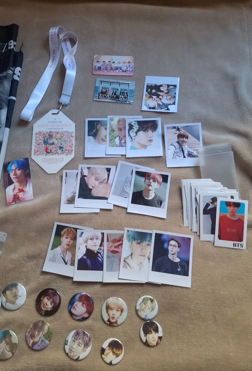 Kit BTS com Bandeira, bottons, cards e cordão oficial - Hobbies e