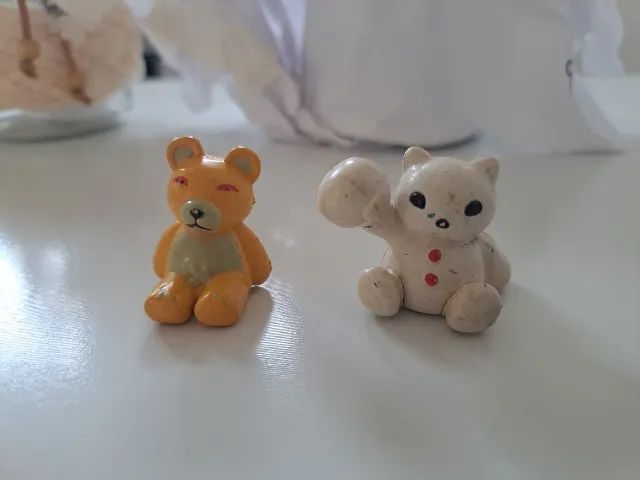 2 bonecos digimon