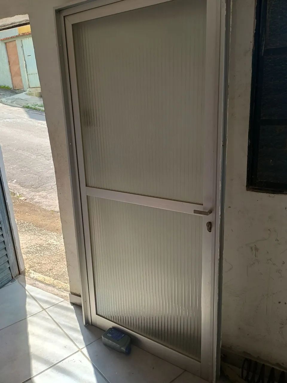 PORTA DE ALUMÍNIO COM GUARNIÇÃO FECHADURA E CHAVE MEDIDAS 2.10 POR 1.00 