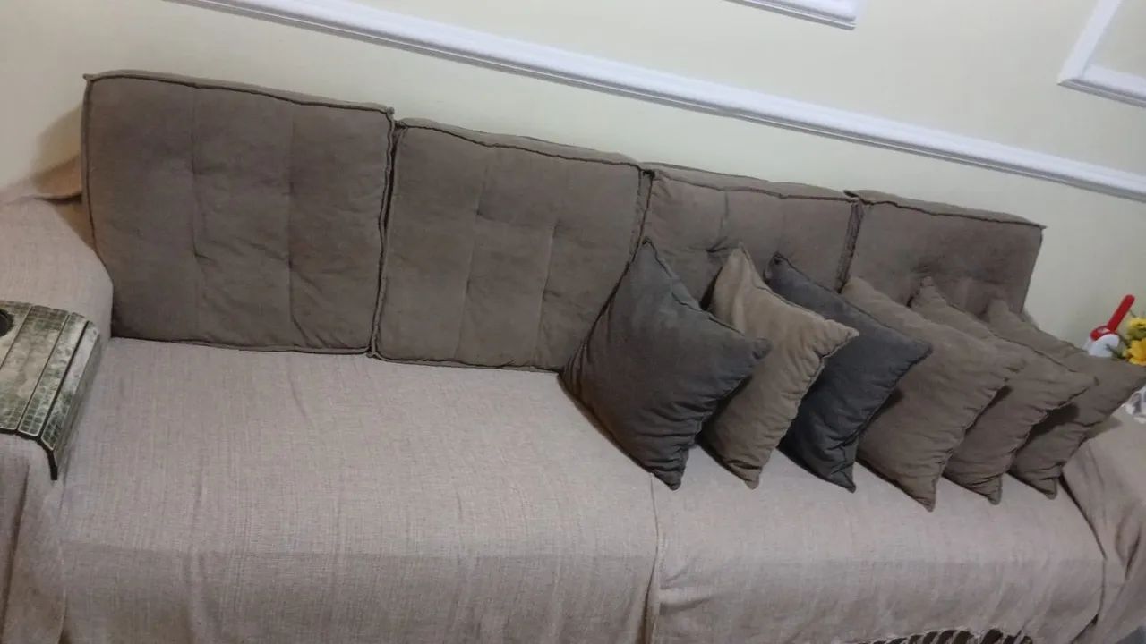 Sofá para sala de estar para quatro pessoas.