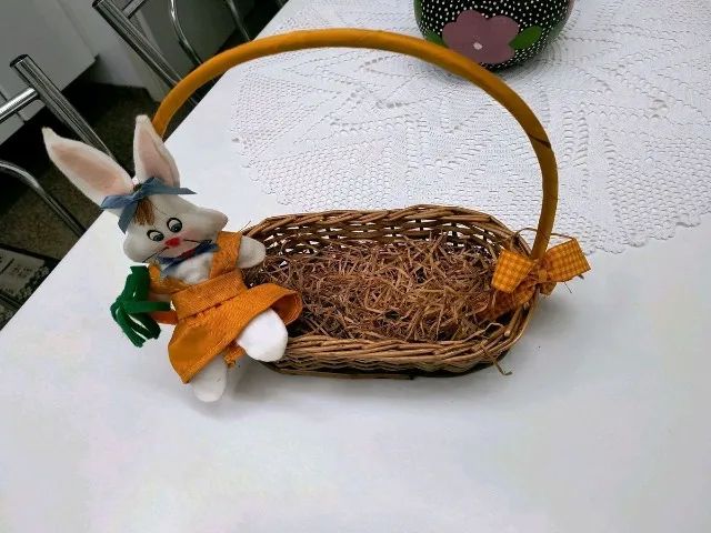 cesta de páscoa com coelho