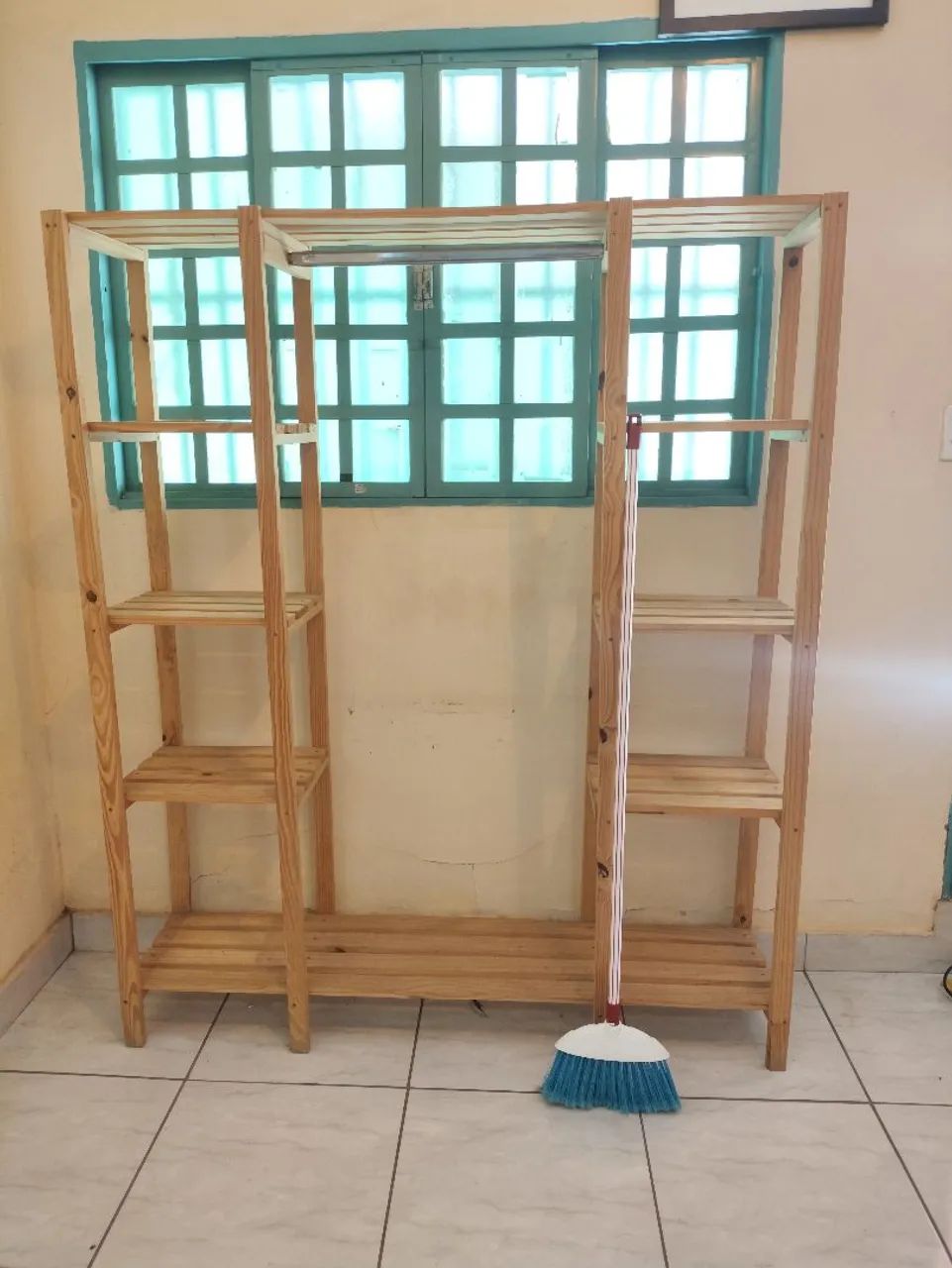Arara Closet de Madeira com Prateleiras e Sapateira, Pouco Uso - Foto 4