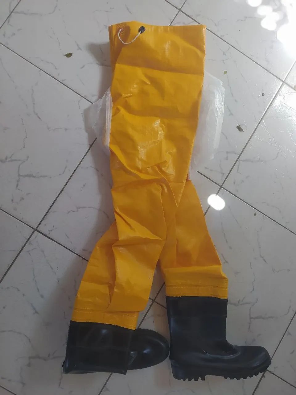 Calça Saneamento com bota PVC conjugada em promoção 