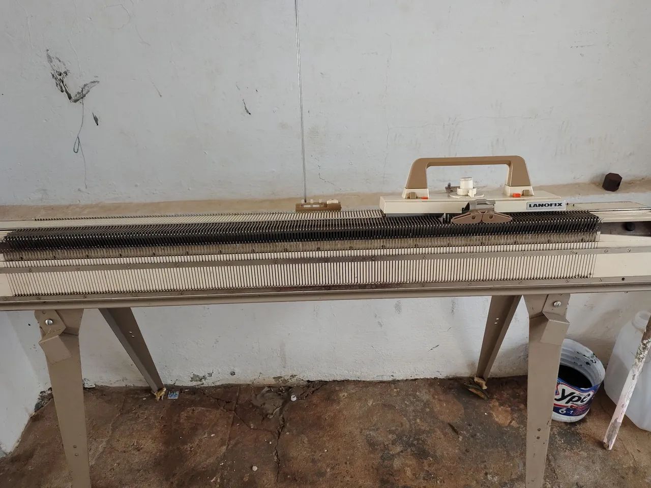 Máquina de tricô manual em bom estado 