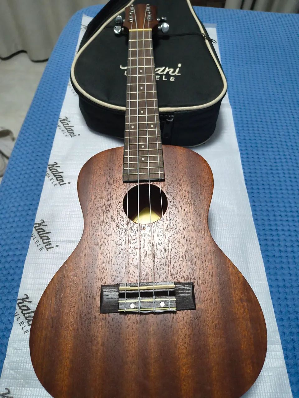 Ukulele acústico Kalani 