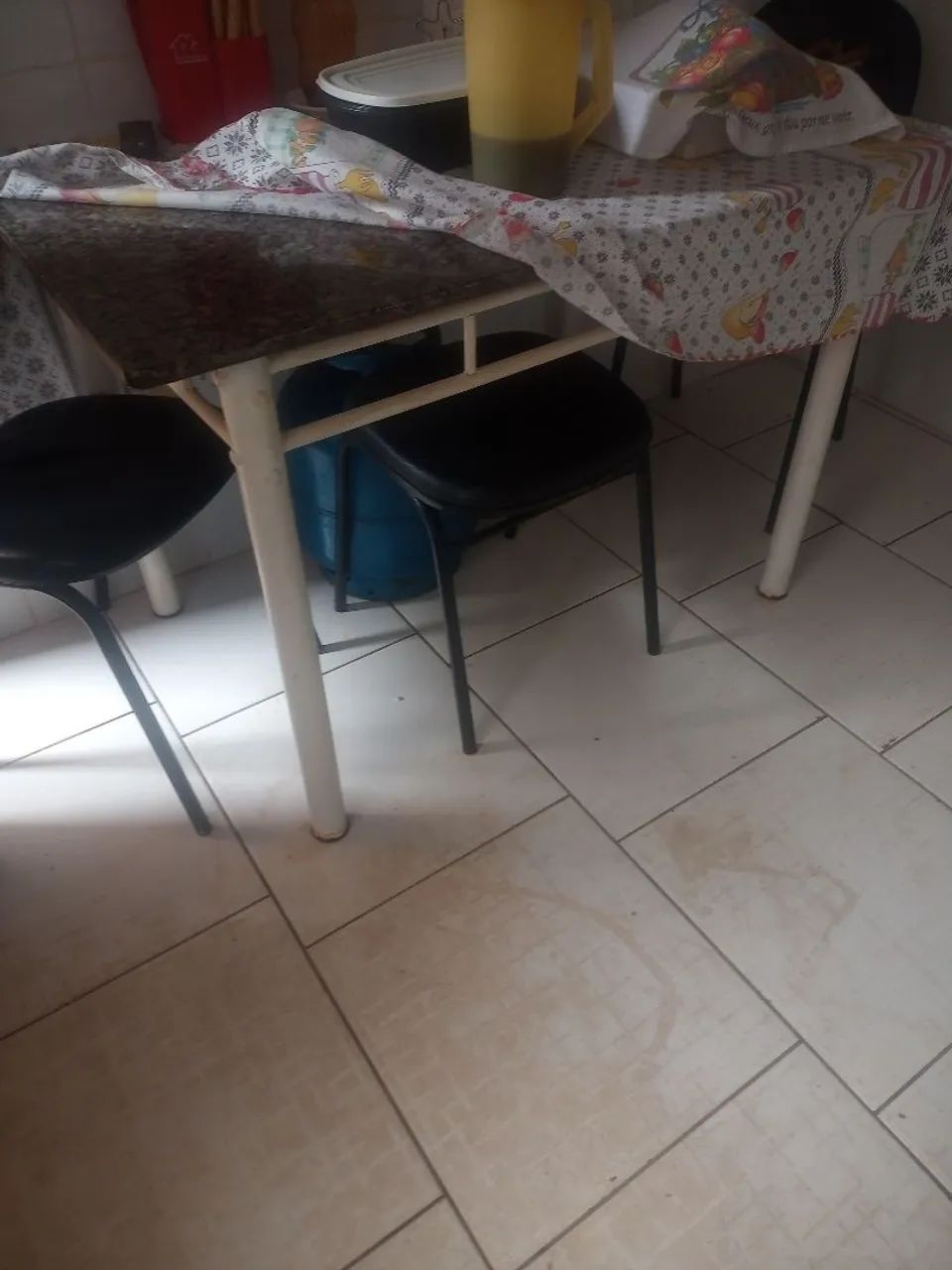 Vendo essa mesa valor 150 reais  - Foto 2