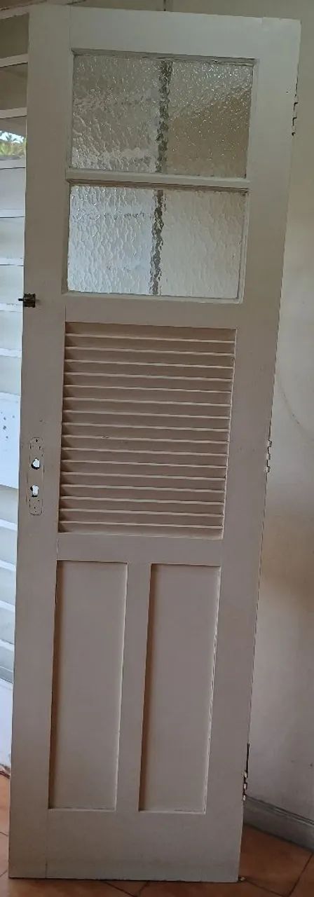 Porta de madeira com detalhes de vidro.