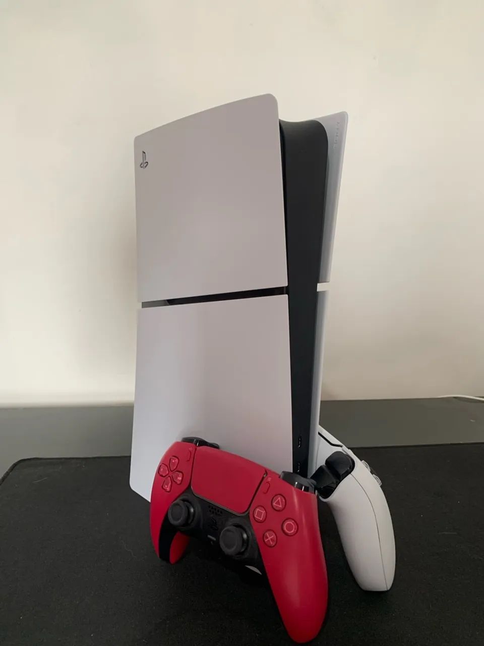 PS5 slim digital. Com 2 controles.