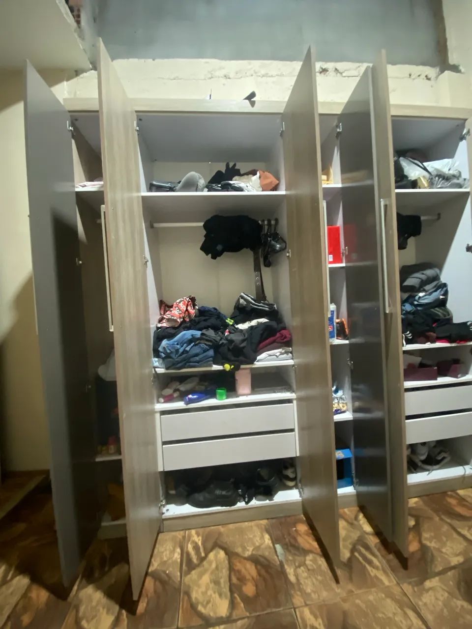 Guarda roupa de 6 portas 