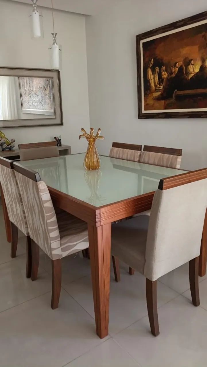 Mesa de jantar de madeira com 06 cadeiras