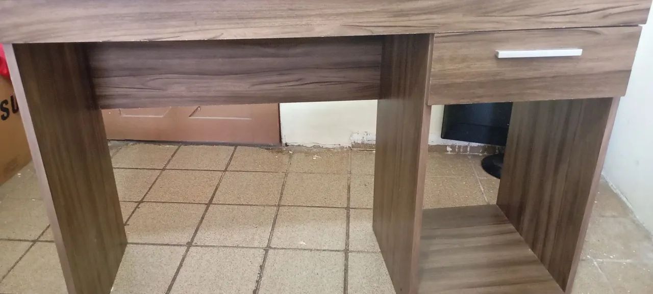 Escrivaninha semi nova 