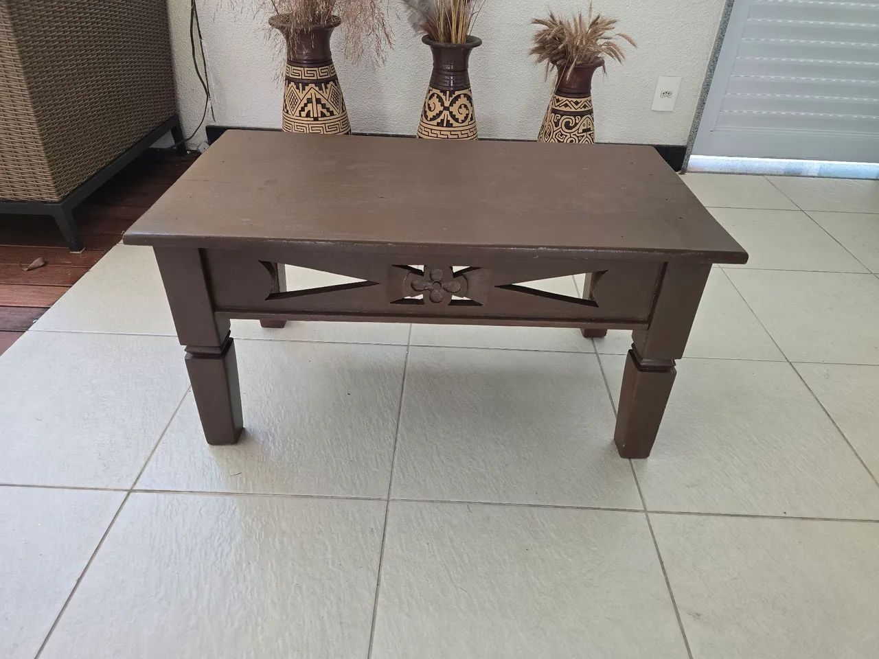 Mesa de Centro de Madeira Trabalhada 