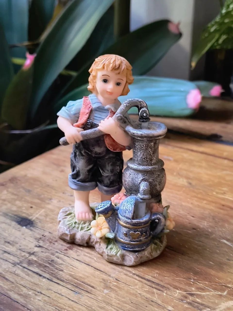 bibelô decoração em criança bombeando água no poço miniatura decoração casa colecionador - Foto 3
