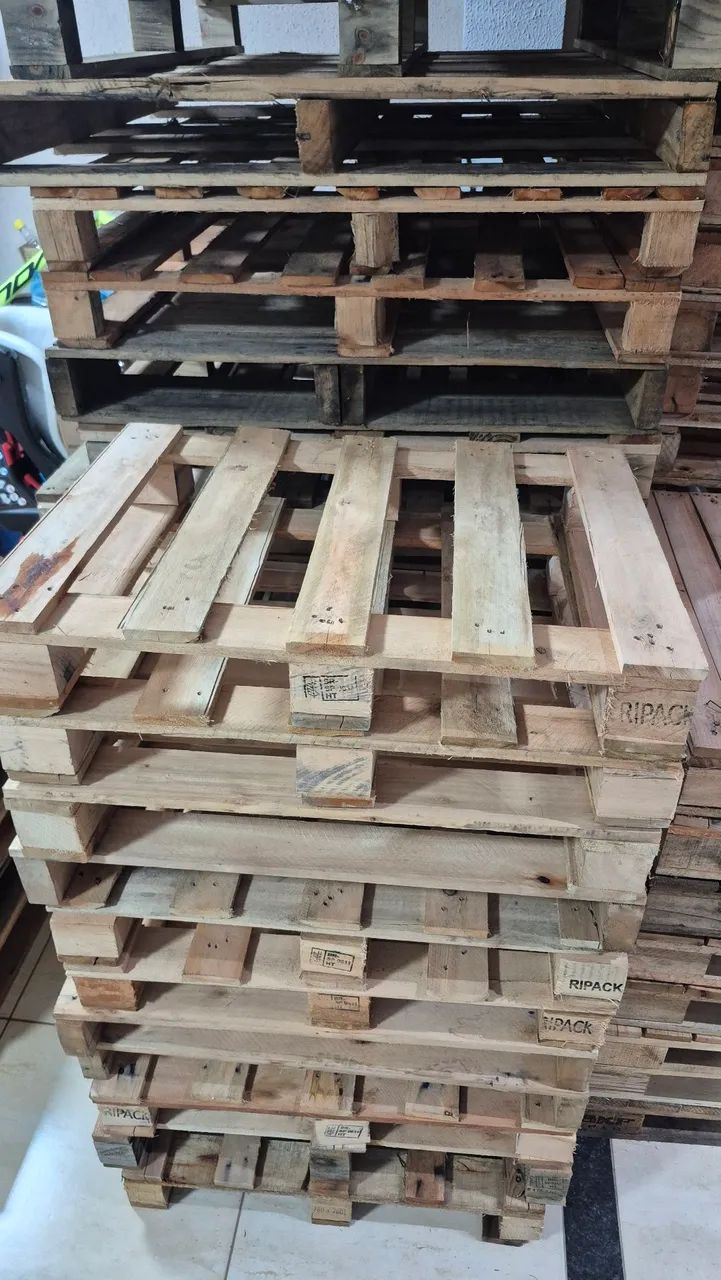 Pallets seminovos medida 0.80 por 0.60 centímetros, madeira eucalipto, entregamos. 
