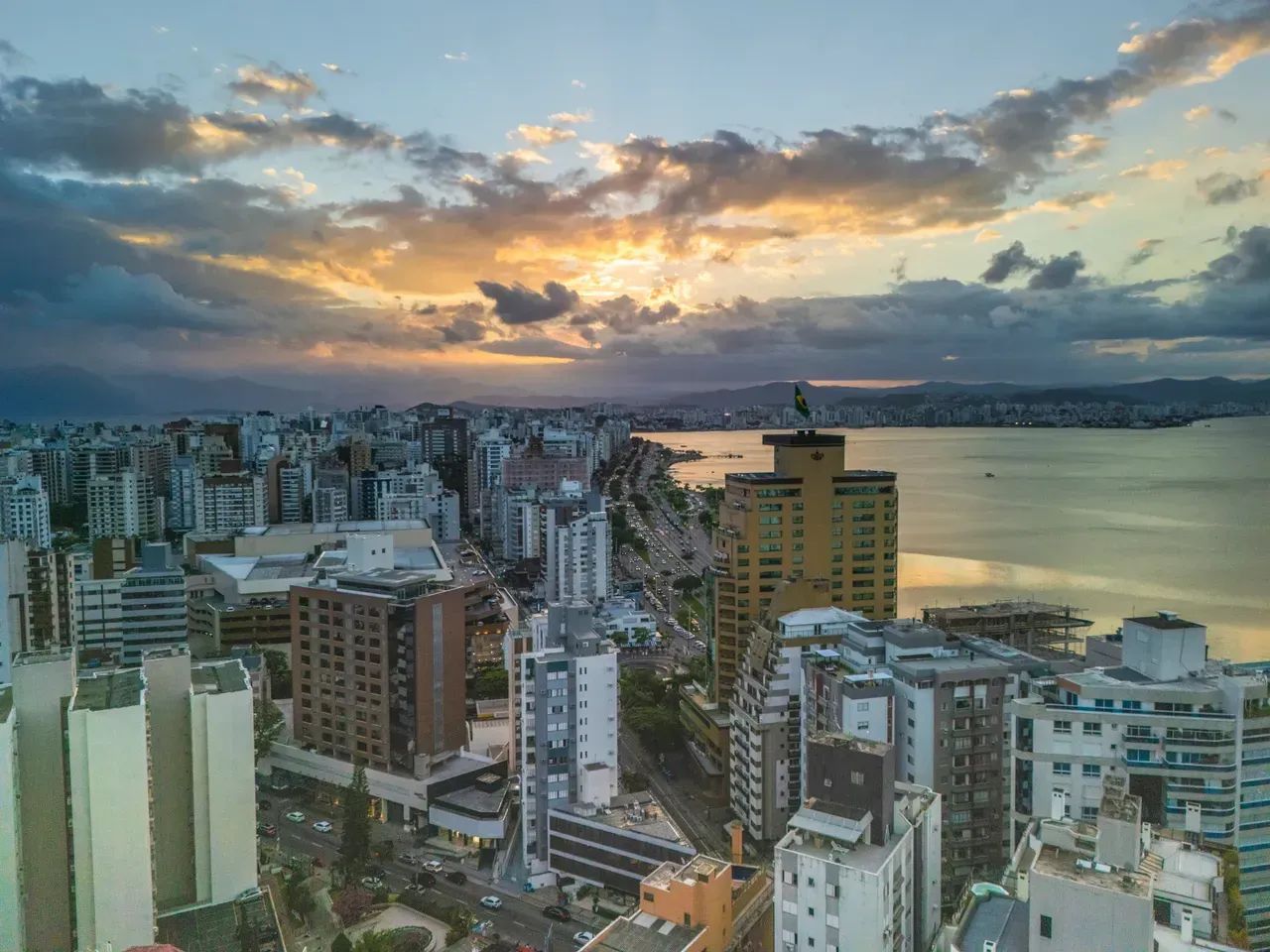 Apartamento com 5 Dormitórios no Centro  Conforto, Espaço e Localização Imbatível - Foto 5