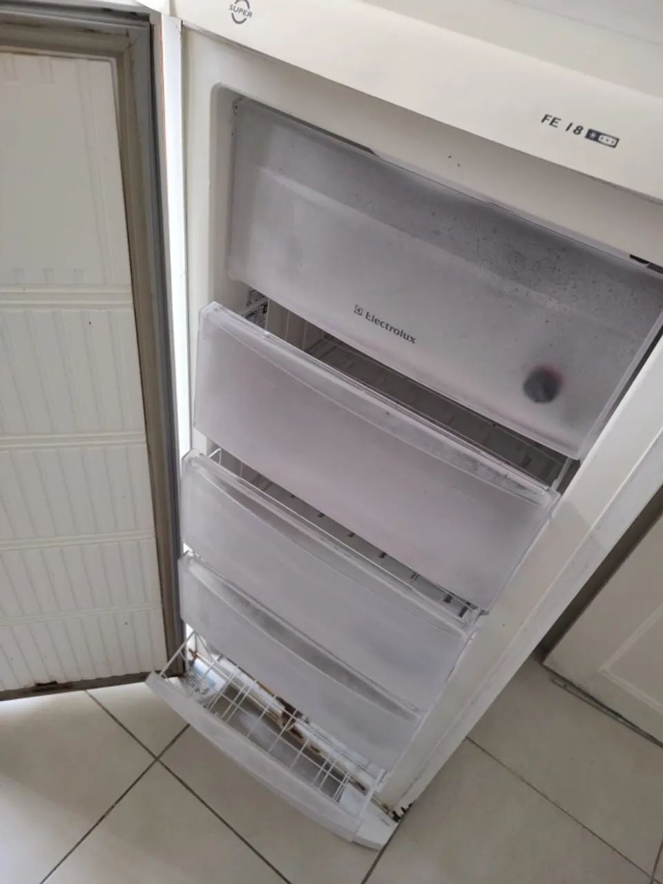Freezer Vertical Electrolux FE18 5 Gavetas - Foto 2