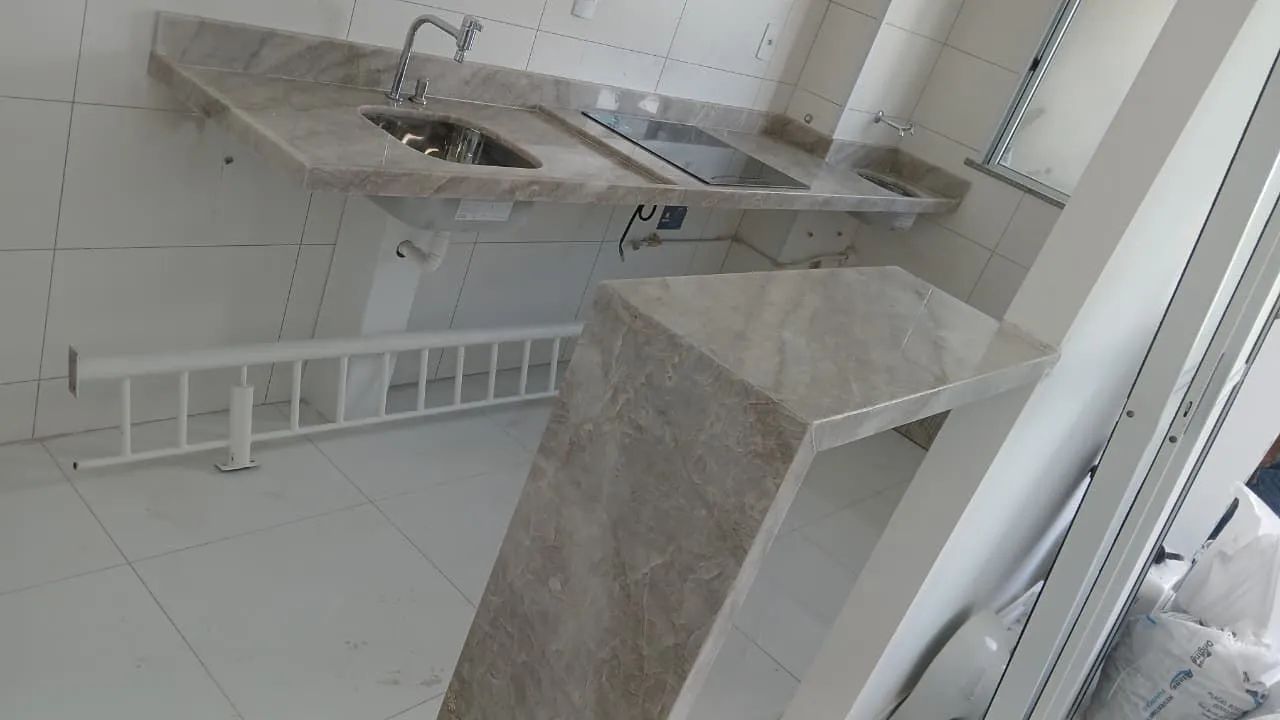 Bancada em mármore ou granito 