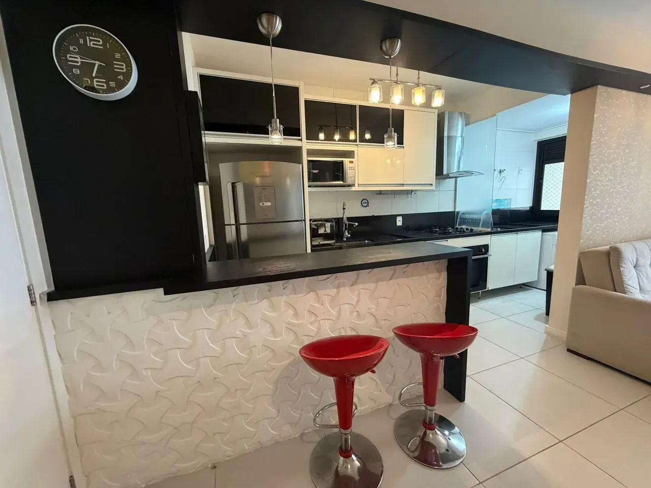 Apartamento mobiliado com 2 dormitórios (1 suíte), ampla sacada com churrasqueira e vista  - Foto 5