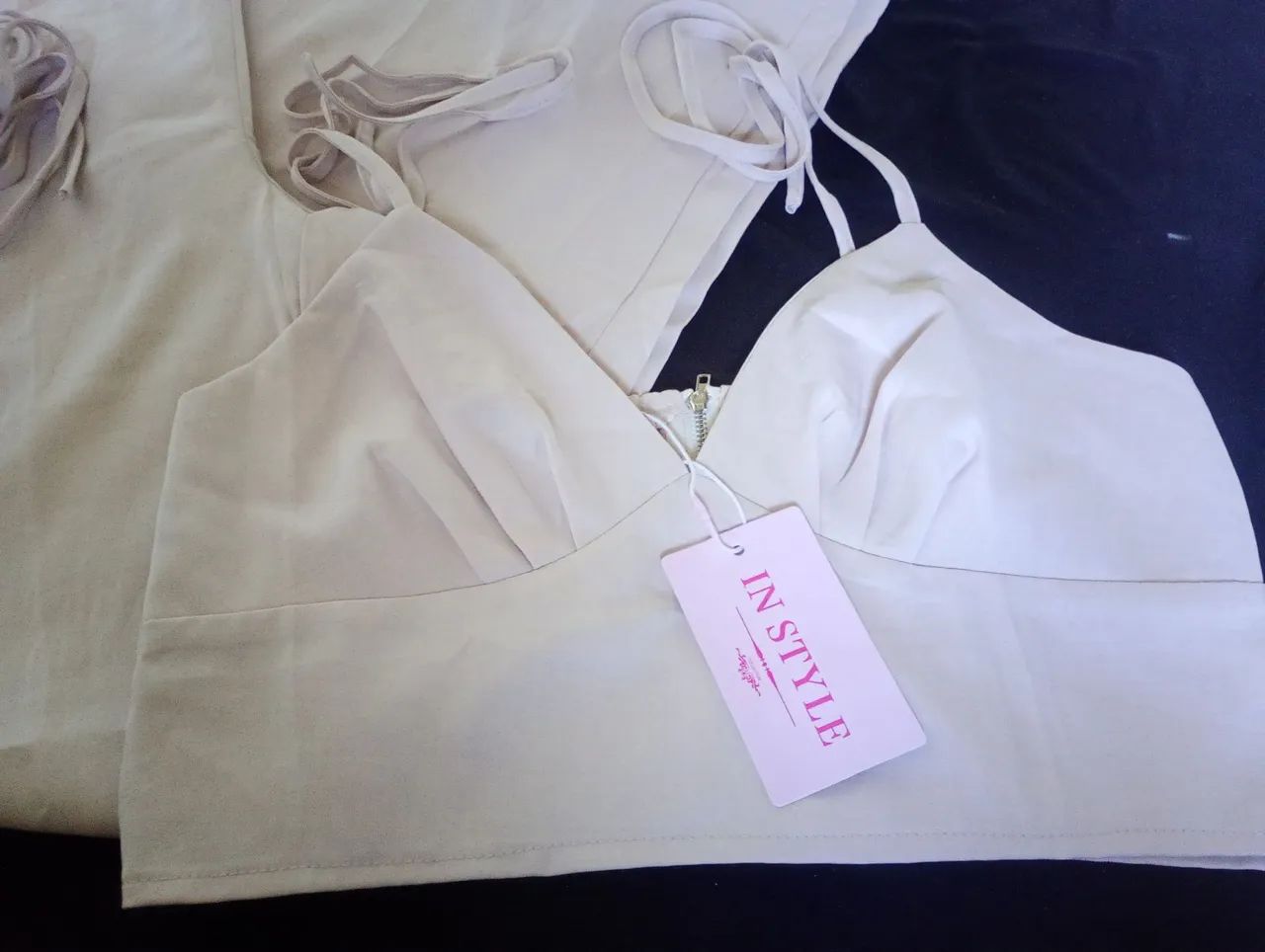 Conjunto de alfaiataria elegante com calça pantalona e cropped