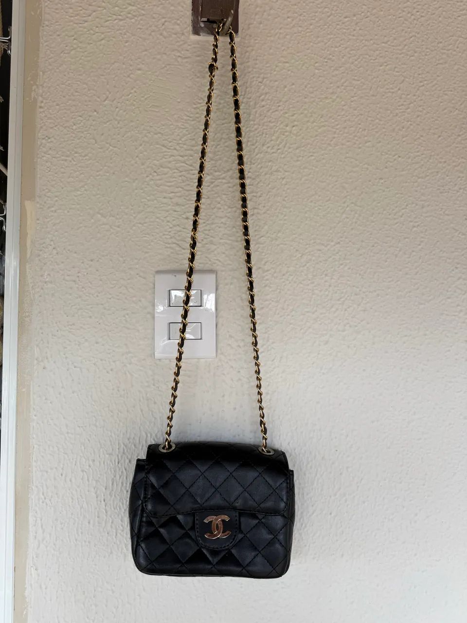 Bolsa Preta Matelassê Estilo Chanel com Corrente Dourada - Linda e Elegante - Foto 4
