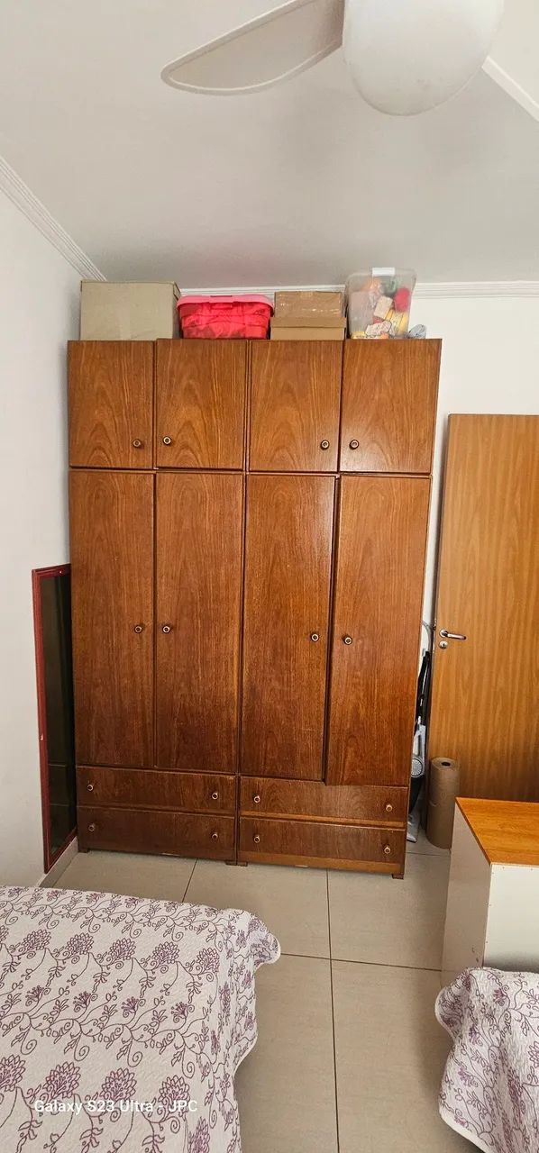 Vende-se dormitório de solteiro.