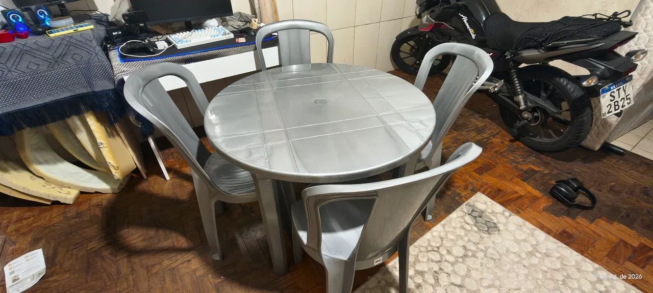 Mesa de plástico com 4 cadeiras - Foto 3