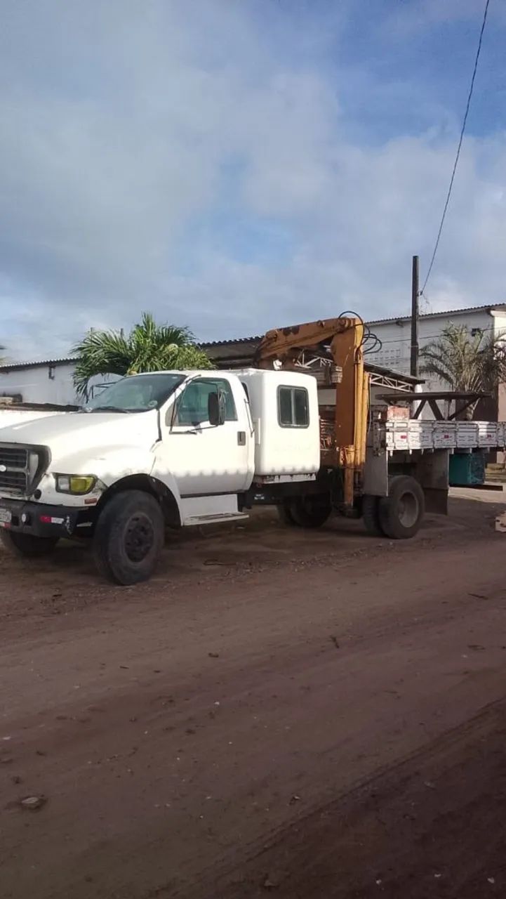 VENDO CAMINHÃO COM GUINDAUTO  - Foto 2