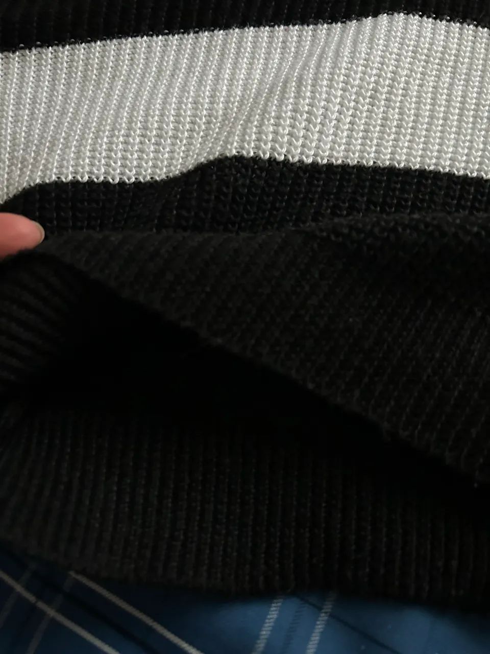 Blusão Cropped Preto Com Branco - Foto 2