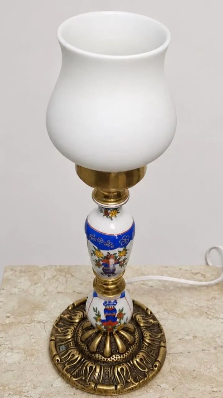 Abajur em Bronze e Porcelana com Cúpula Opalina  - Foto 2