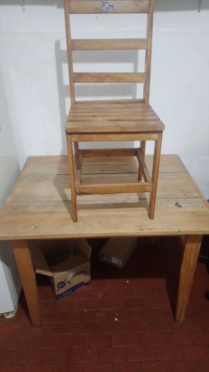 Mesa madeira artesanal com 4 cadeiras 